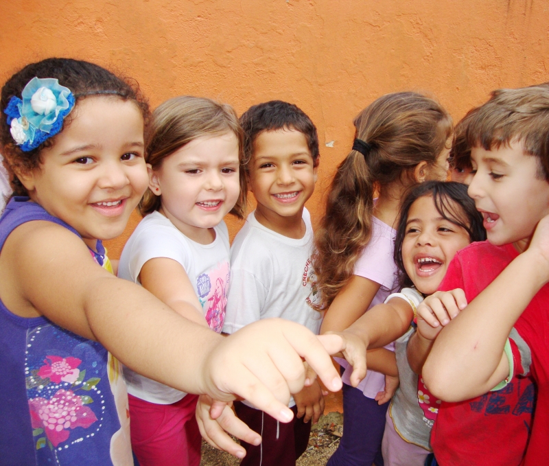Crianças aprendem brincando na Creche Fermínio