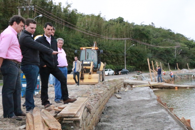 Prefeito vistoria obras da ciclovia da Osni Ortiga