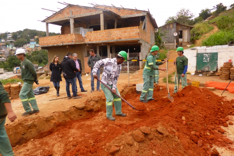 Obra de saneamento chega ao bairro Itaguaçu