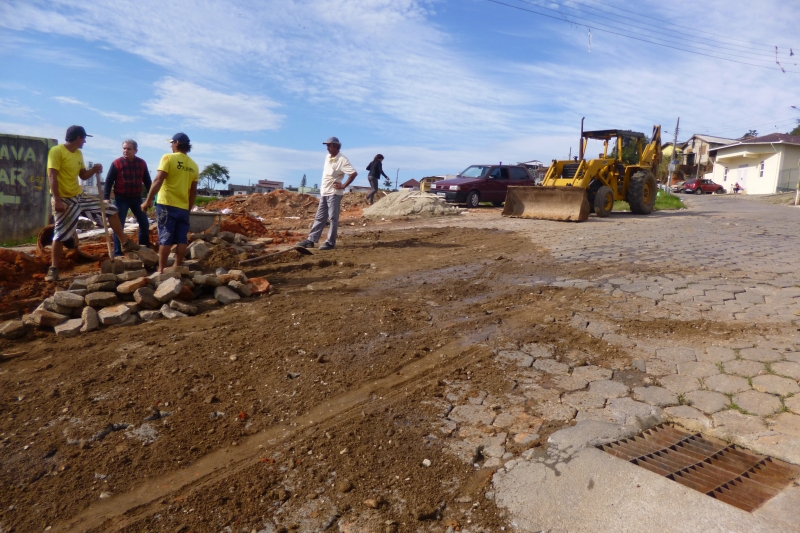 Obras recuperam pavimentação no Continente