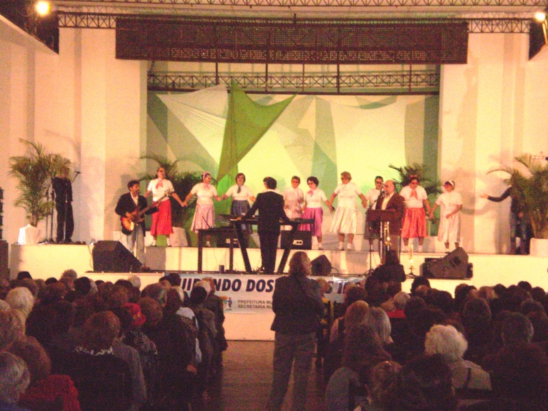 Idosos mostram alegria e criatividade no palco