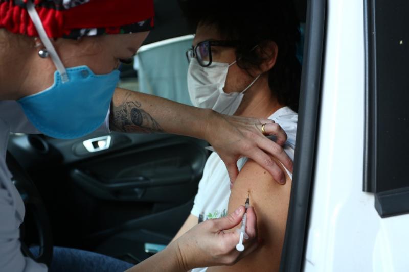 COVID-19| Florianópolis vacina pessoas com a segunda dose nesta quinta