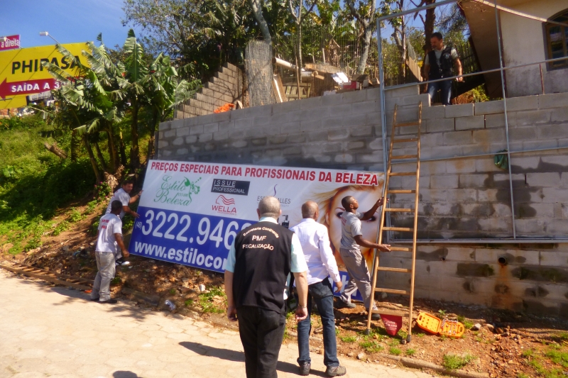Continente prossegue retirando placa irregular