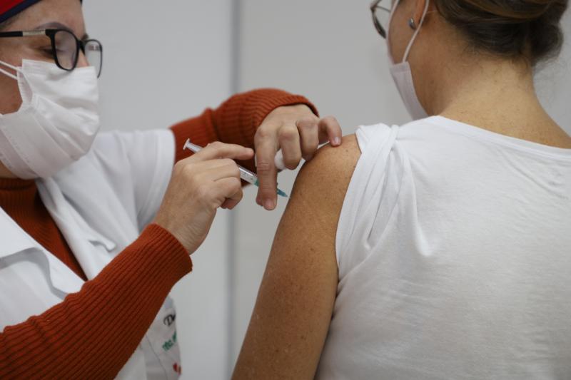  Floripa aplica somente D2 de Coronavac e Astrazeneca nesta segunda 