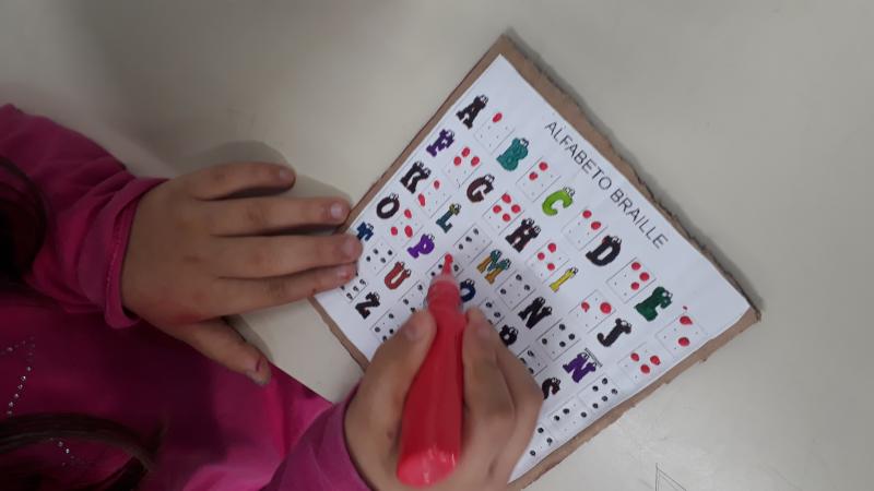 Estudantes da RME aprendem sobre o sistema de escrita e leitura tátil
