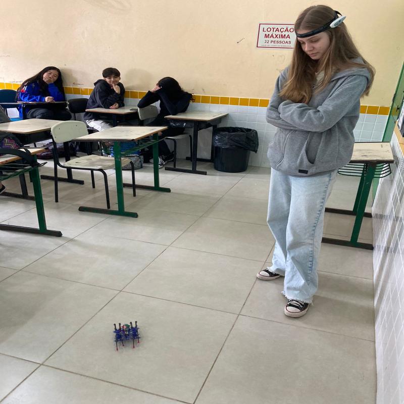 Robô com sensor de ondas cerebrais incentiva estudantes da EBM Maria Conceição Nunes a desenvolverem concentração mental