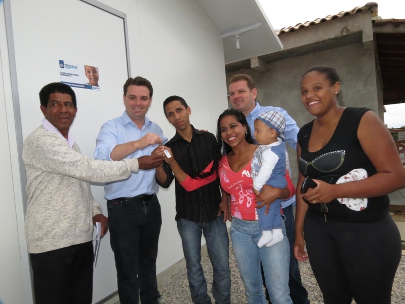 Prefeitura entrega casas modulares no Morro do 25