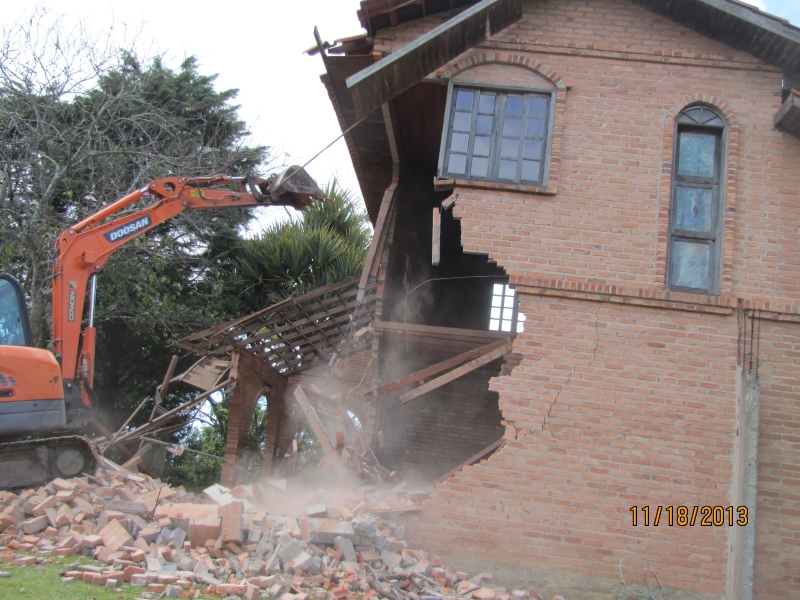FLORAM faz demolição de casa no Rio Vermelho