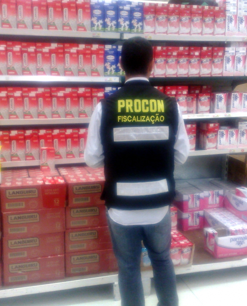 Após denúncias, Procon fiscaliza qualidade do leite