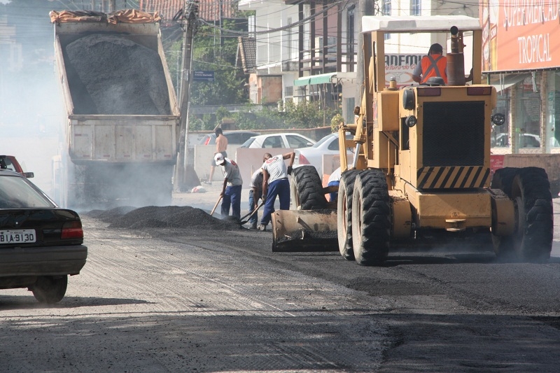 Avenida Jorge Lacerda recebe capa asfáltica