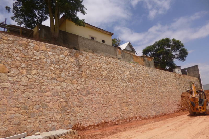 Muro de arrimo fica pronto em tempo recorde
