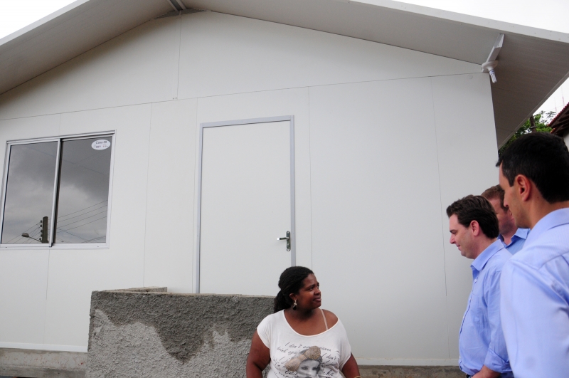 Prefeitura entrega casas modulares no Mont Serrat