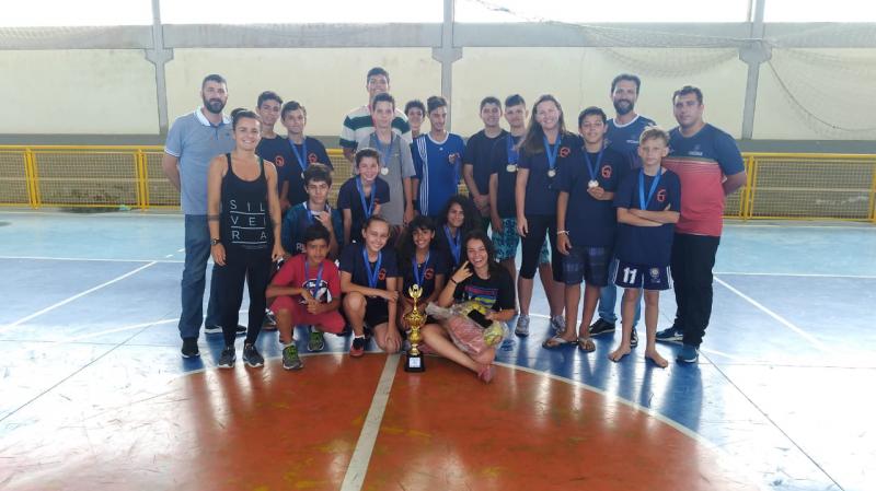 Colégio Catarinense recebe troféu de campeão dos Jogos Escolares de Florianópolis