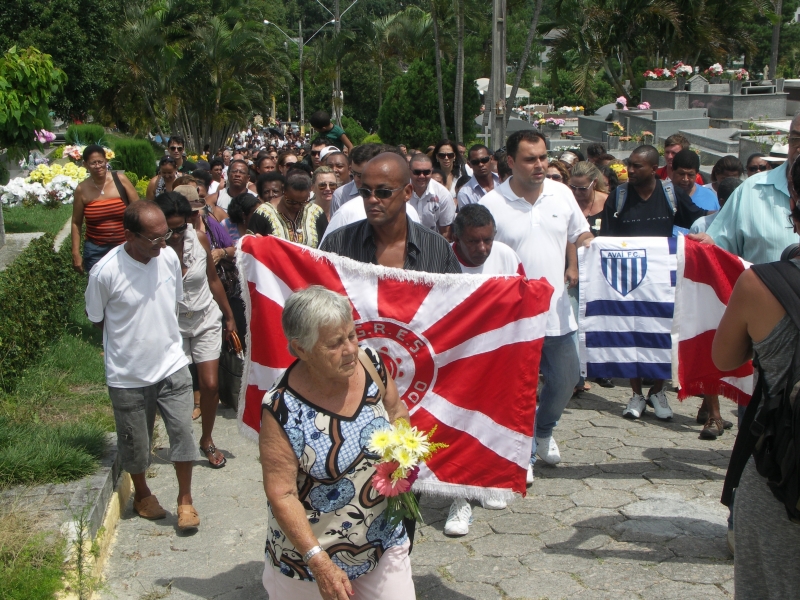 Nega Tide sepultada em roda de samba 