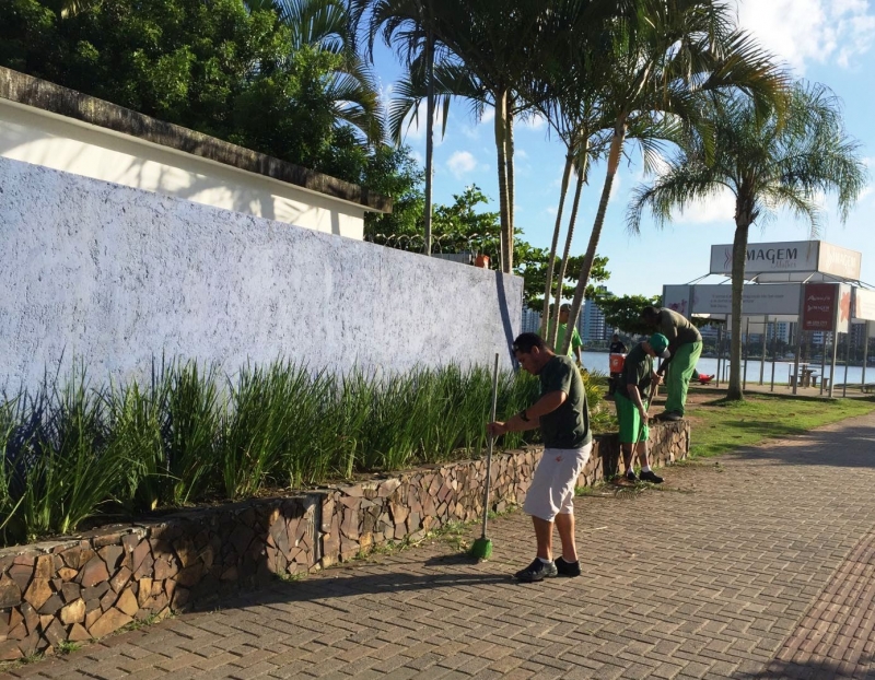 Floram realiza limpeza na Beira-mar Norte