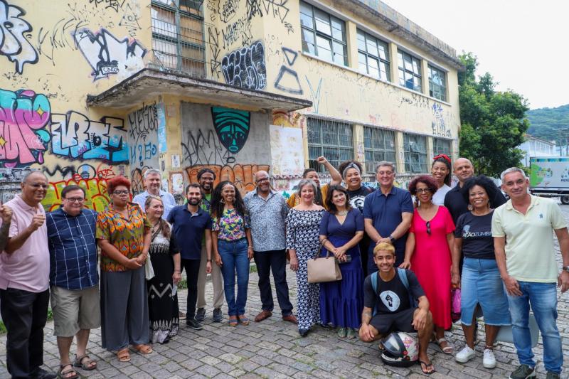 Movimentos negros visitam Escola Antonieta de Barros após doação do espaço
