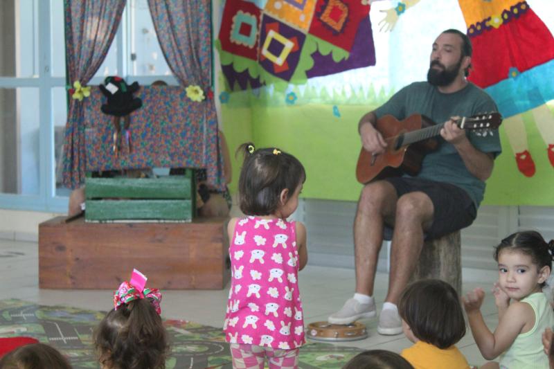 Show de fantoches com boi-de-mamão anima crianças no Neim Waldemar da Silva Filho