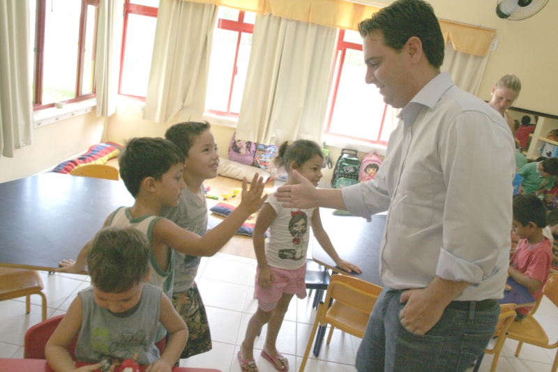Prefeito vistoria creches no Continente