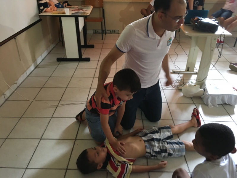 Educação ensina crianças a como salvar vidas
