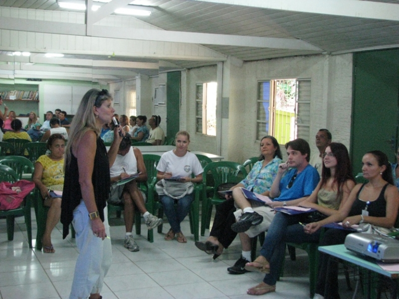 Floram capacita professores com curso Ação Escola