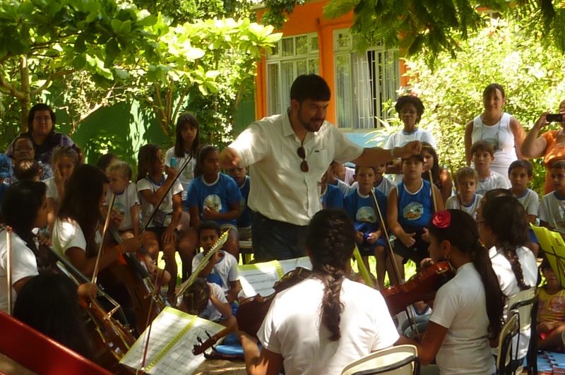 Orquestra Infantil chilena faz apresentação na Escola Costa de Dentro
