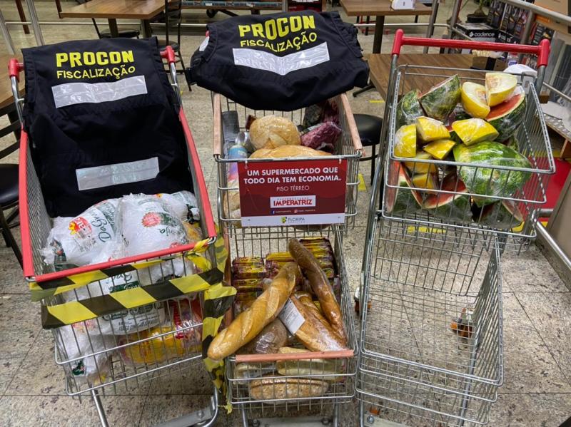 Procon confisca 102 kg de alimentos vencidos em supermercados