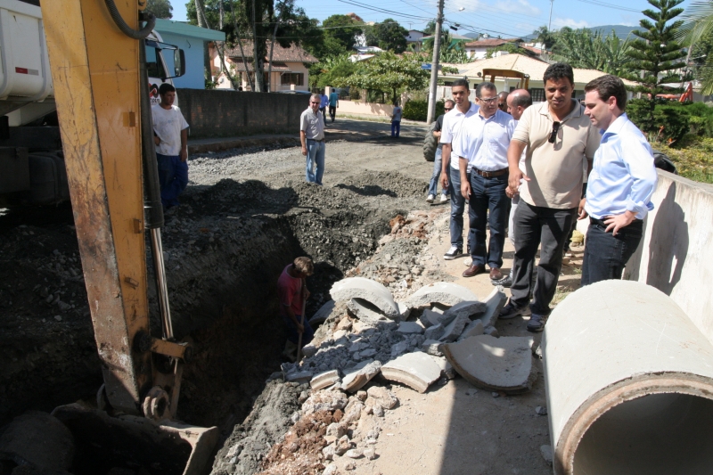 Prefeito Cesar vistoria obras no Sul da Ilha