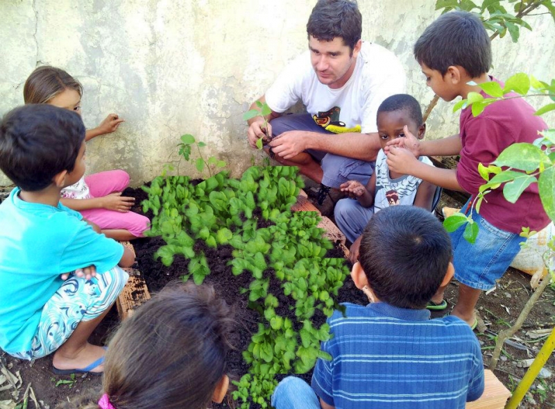 Educando com a horta