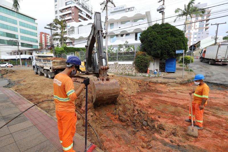 Asfaltaço abre nova frente de trabalho em rua do Centro