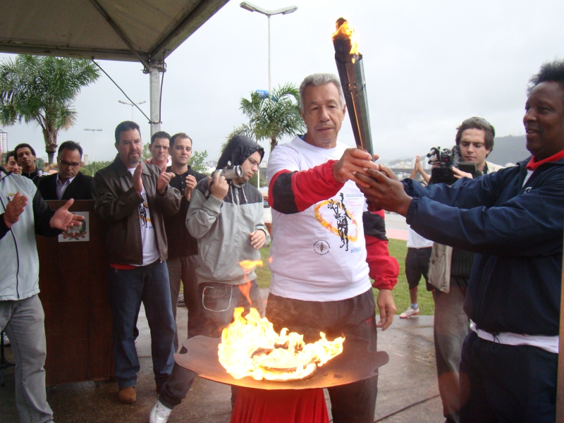 Fogo simbólico dos 50º Jasc é aceso em Florianópolis 