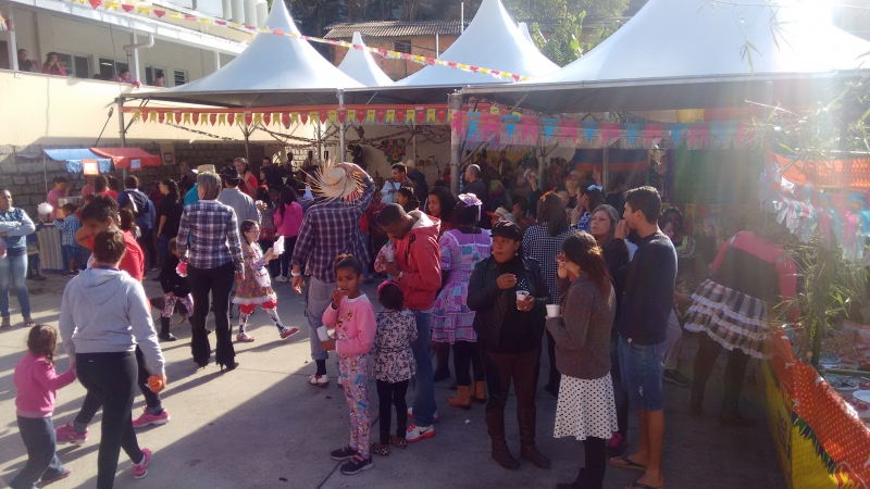 Festa 'julina' diverte crianças e adultos no Morro do Horácio 