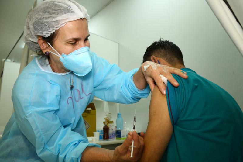 Florianópolis segue aplicando segunda dose nesta terça e quarta 