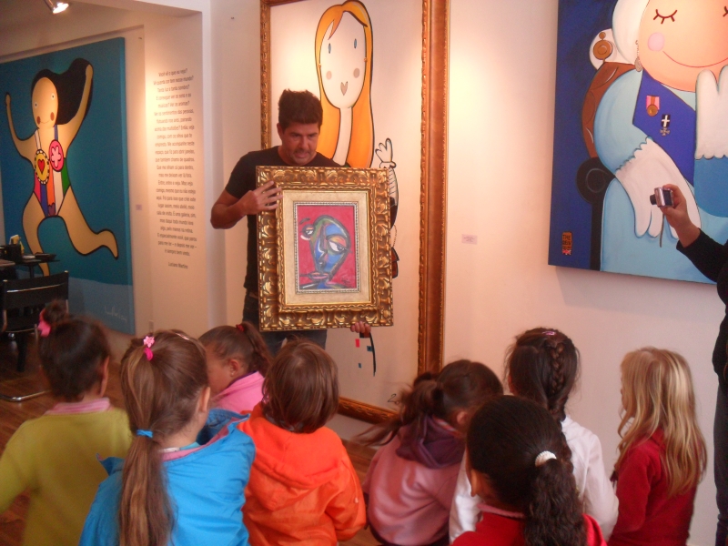 Crianças visitam artista de renome internacional