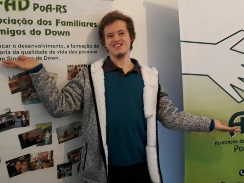 Estudante com Síndrome de Down faz exposição fotográfica em escola