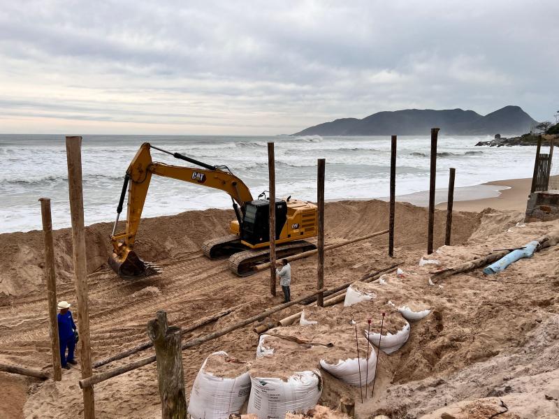 Iniciado o assentamento das estacas da paliçada do Morro das Pedras