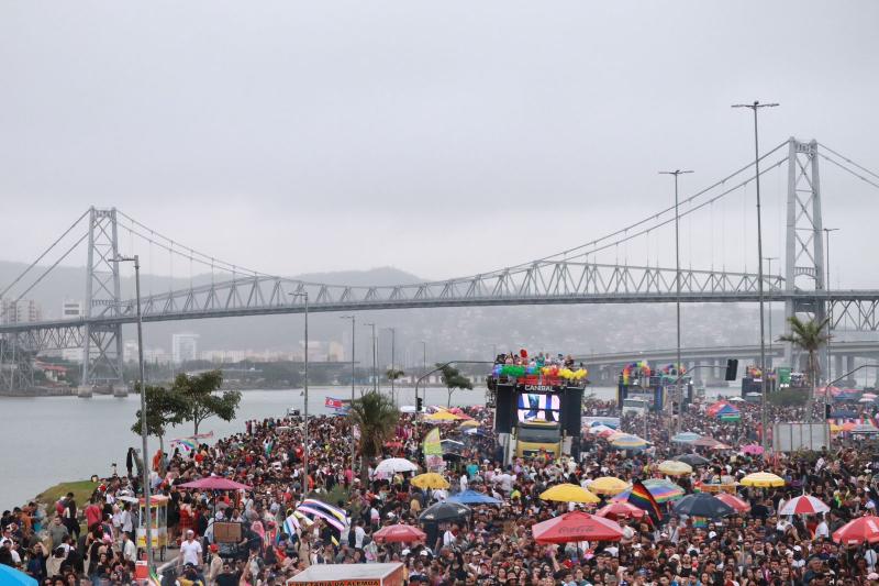 Parada LGBTI+ de Florianópolis é a maior da história e alcança público de 100 mil pessoas
