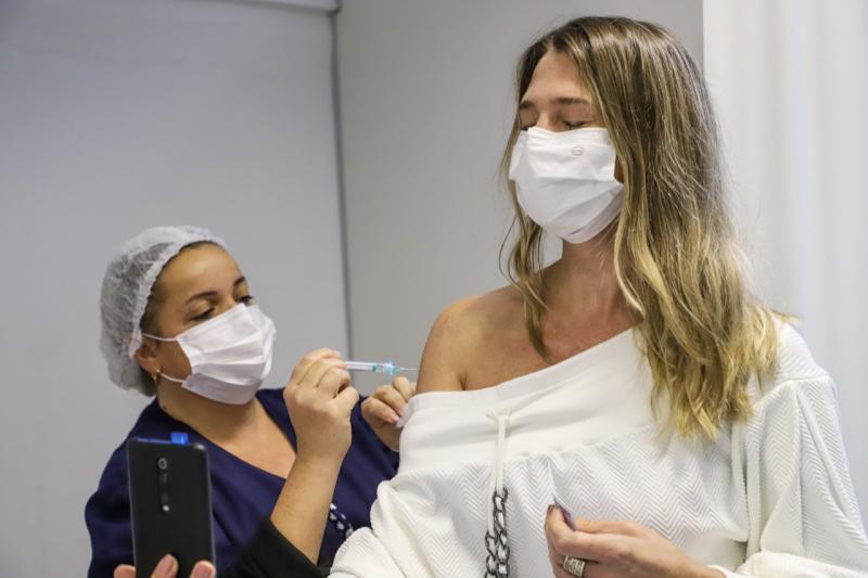 Florianópolis segue aplicando 2ª dose e dose de reforço nesta quarta