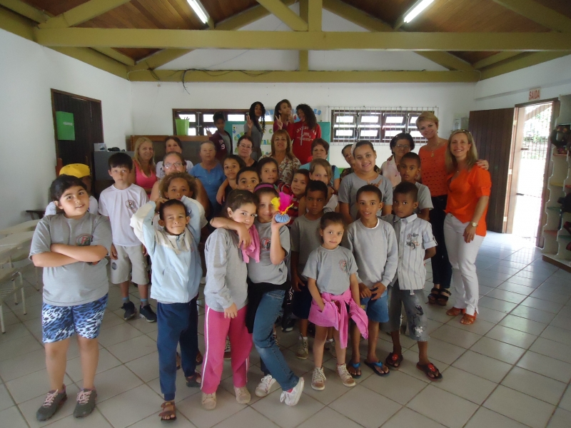 Idosas e crianças têm troca de experiências