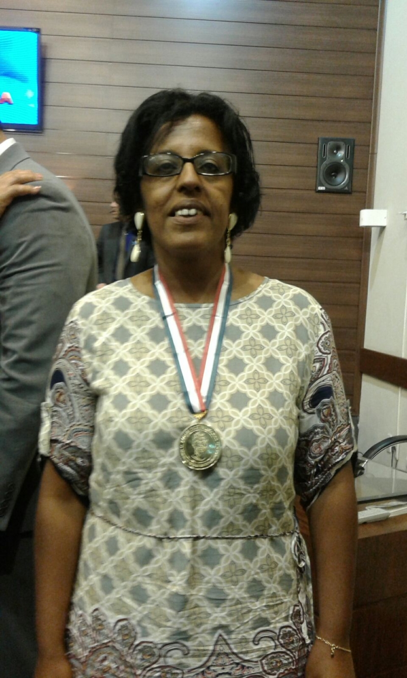 Educadora  recebe Medalha Zumbi dos Palmares 