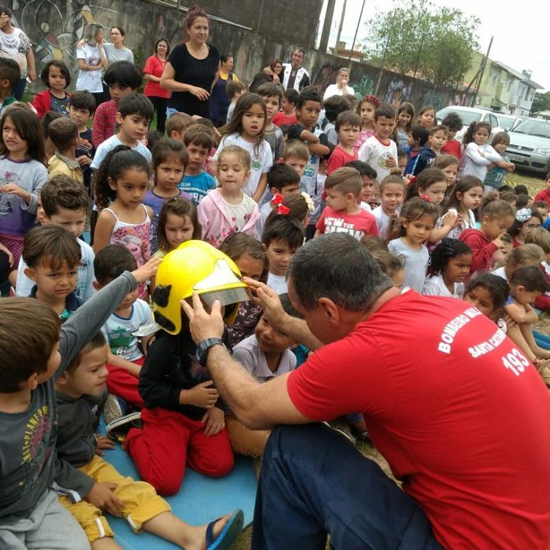 Super-heróis  reais são apresentados para crianças de Neim 