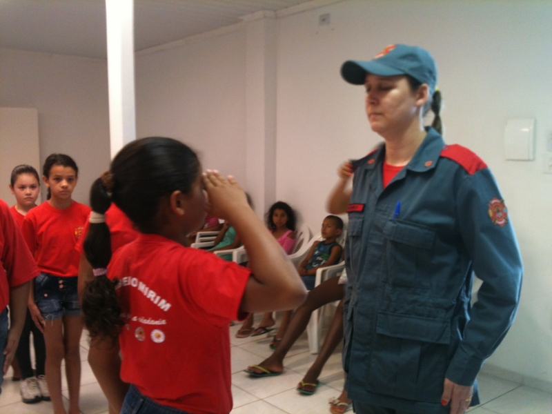 Crianças tornam-se bombeiros mirins