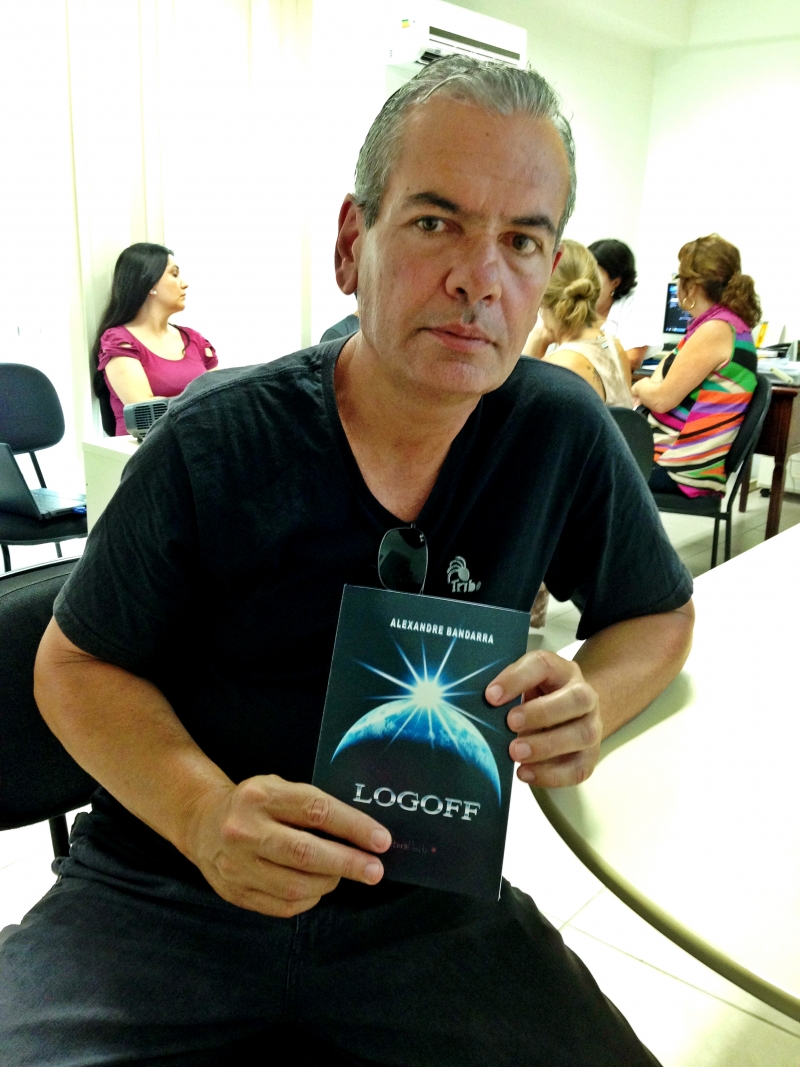 Ex-morador de rua conta sua vida em livro