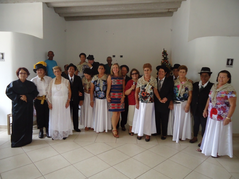 Grupo da terceira idade festeja o fim do ano