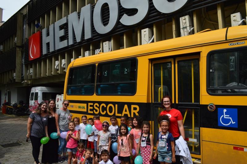 Crianças vão ao HEMOSC conhecer heróis que salvam vidas