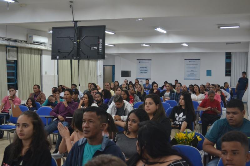 Prefeitura diploma estudantes da EJA