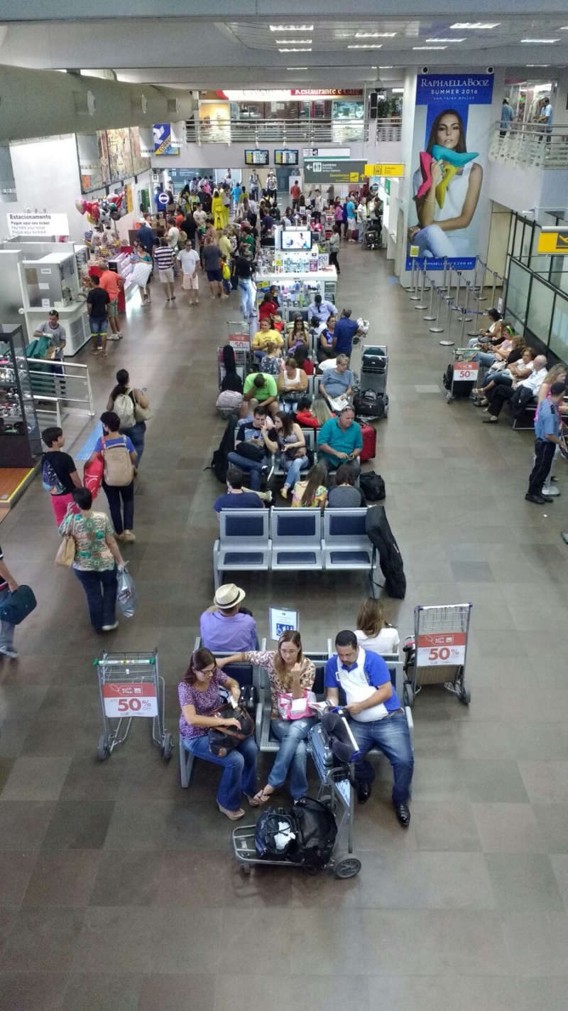 Carro sai do aeroporto, mas multa continua