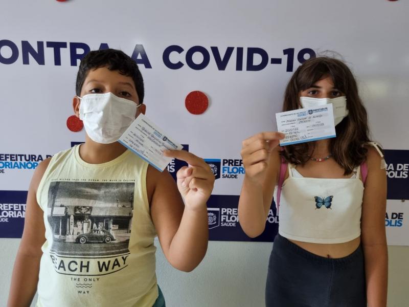 Amigos desde a barriga se vacinam juntos contra Covid em Florianópolis