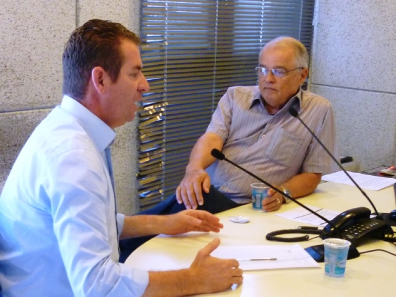 João Batista participa de programa de rádio