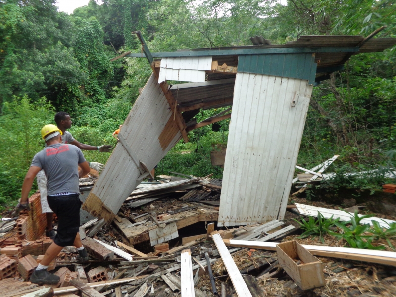 Floram faz derrubada de construções clandestinas