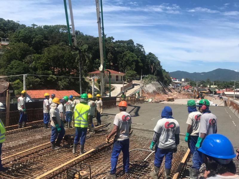 Prefeitura executa a última concretagem da plataforma do Elevado 